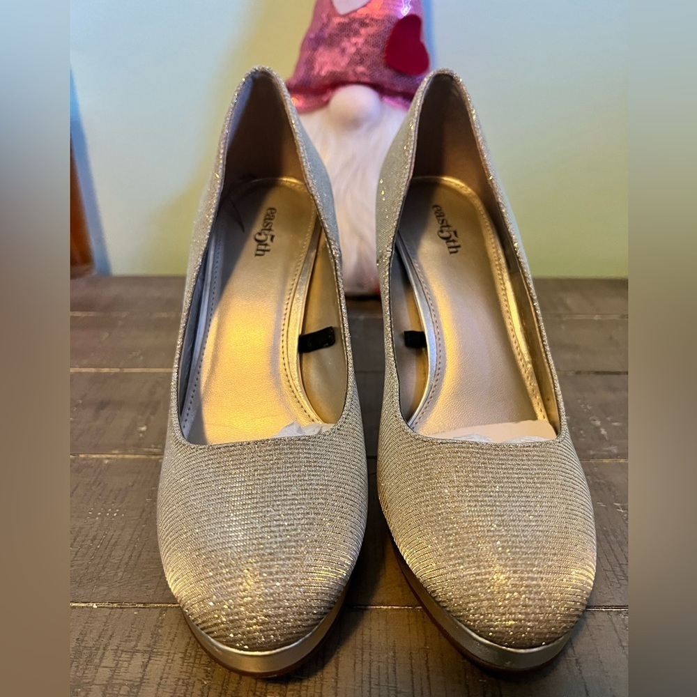 Women’s gold closed toe heels size 8